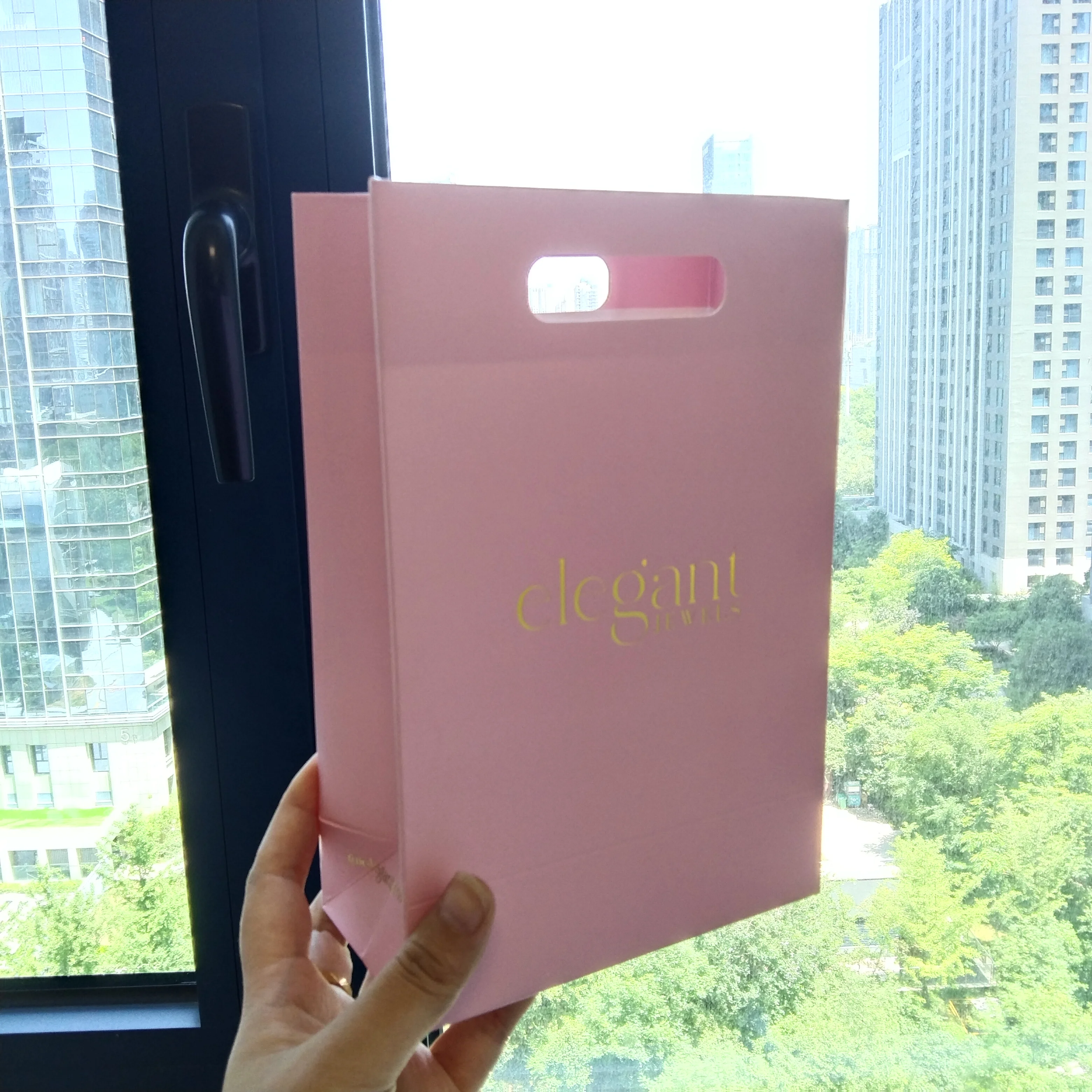 500개/묶음 맞춤형 핫 스탬핑 로고 럭셔리 라미네이트 종이 쇼핑 선물 가방 다이컷 손잡이 포함 보석류 의류 부티크용