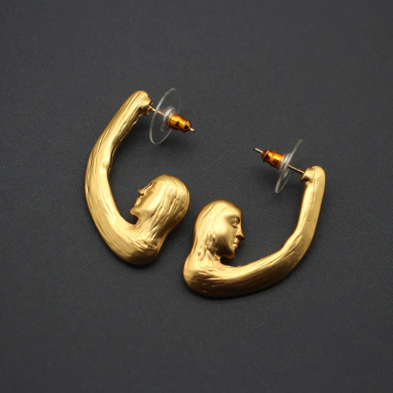 

Middle European and American C-shaped figure earrings