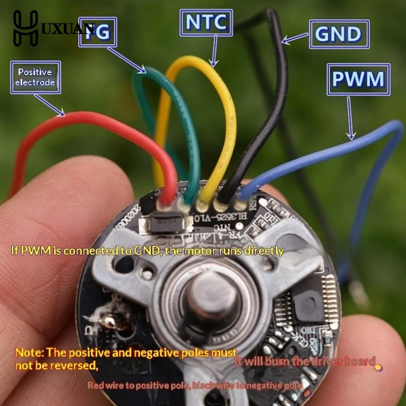 Moteur sans balais 35mm 7.4V pour drone FPV course posé sur une surface blanche avec câbles dénudés