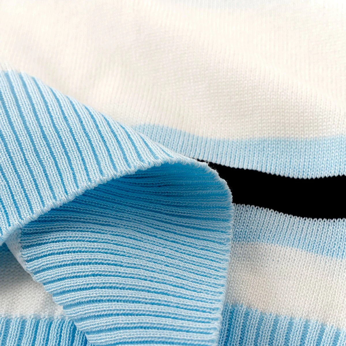Maglione a Collo Polo a Righe per Donna, Blu e Bianco con Ricamo Cuore Nero, Manica Corta, Elasticizzato e Aderente - immagine 6