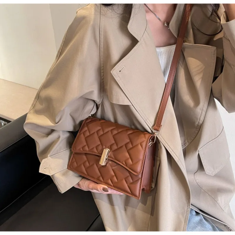 

Retro Small Fragrant Wind Underarm Letter Crossbody Bag Women's Shoulder Bag High End Oblique Straddle Small Square Shoulder Bag