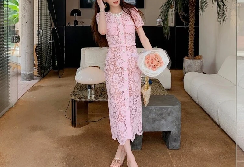 Robe mi-longue en dentelle rose femme avec cristaux et nœud diamant