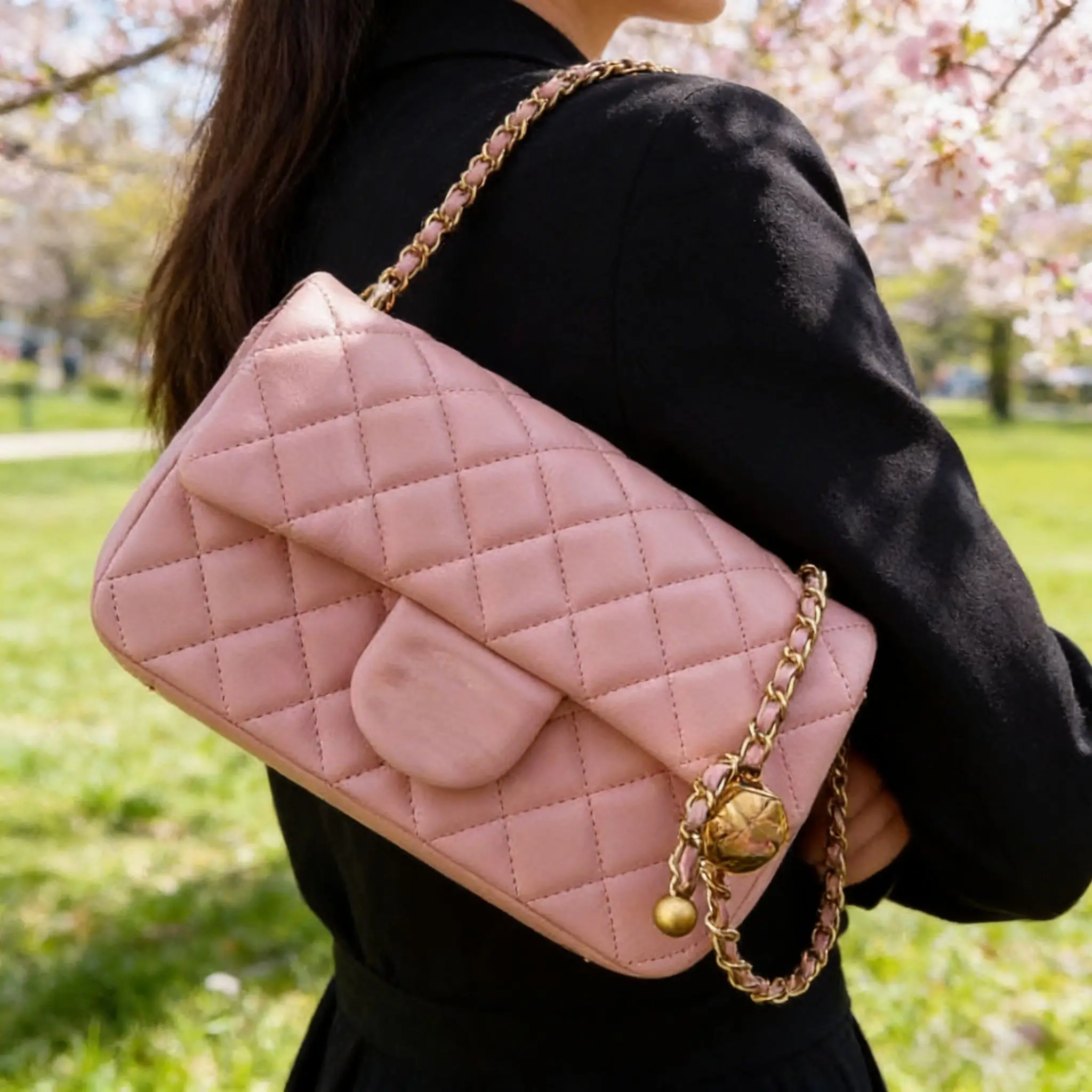 Urban Minimalist Style Gold Ball Shoulder Bag Women's Chain Crossbody Bag Quilted Soft Leather Design Bag