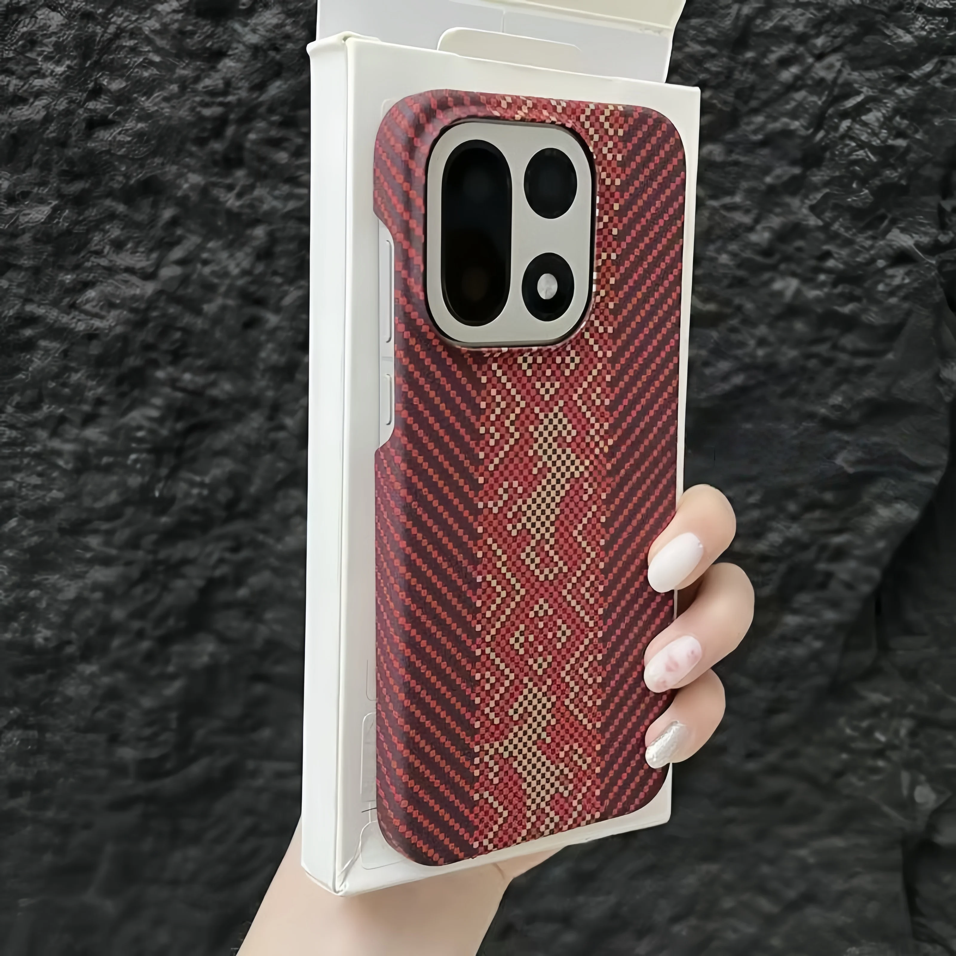 Sleek Carbon Fiber Texture Shockproof Frameless Cooling Phone Case