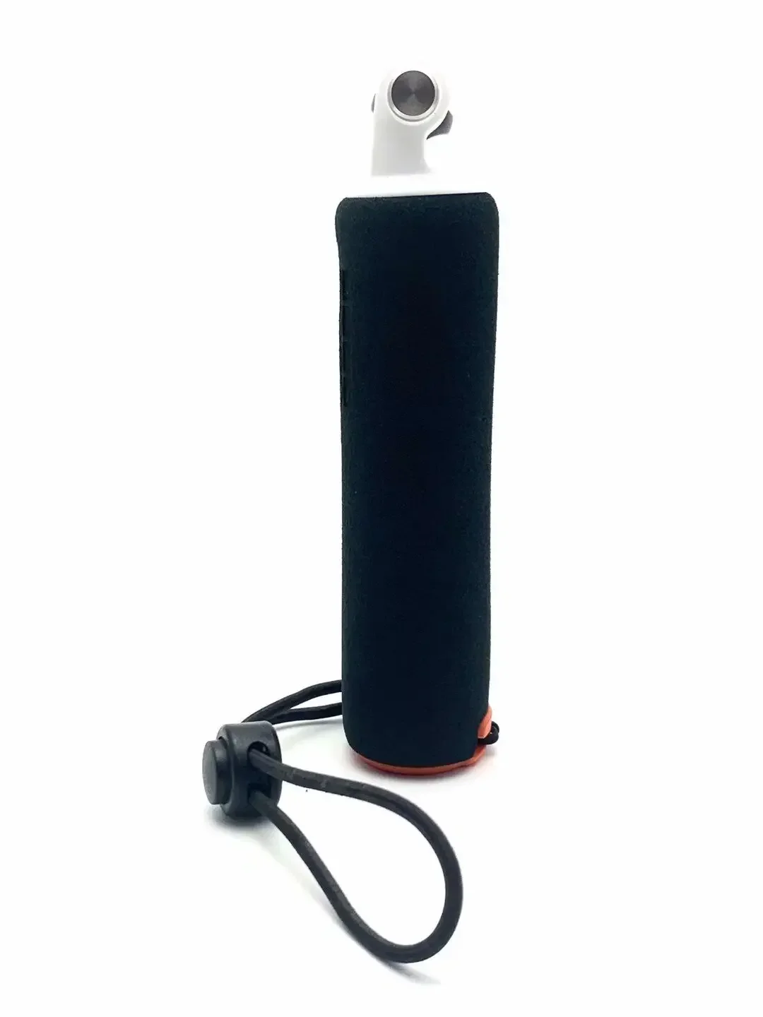 Gros plan sur la prise USB-C du câble pour caméra action, prêt à brancher.