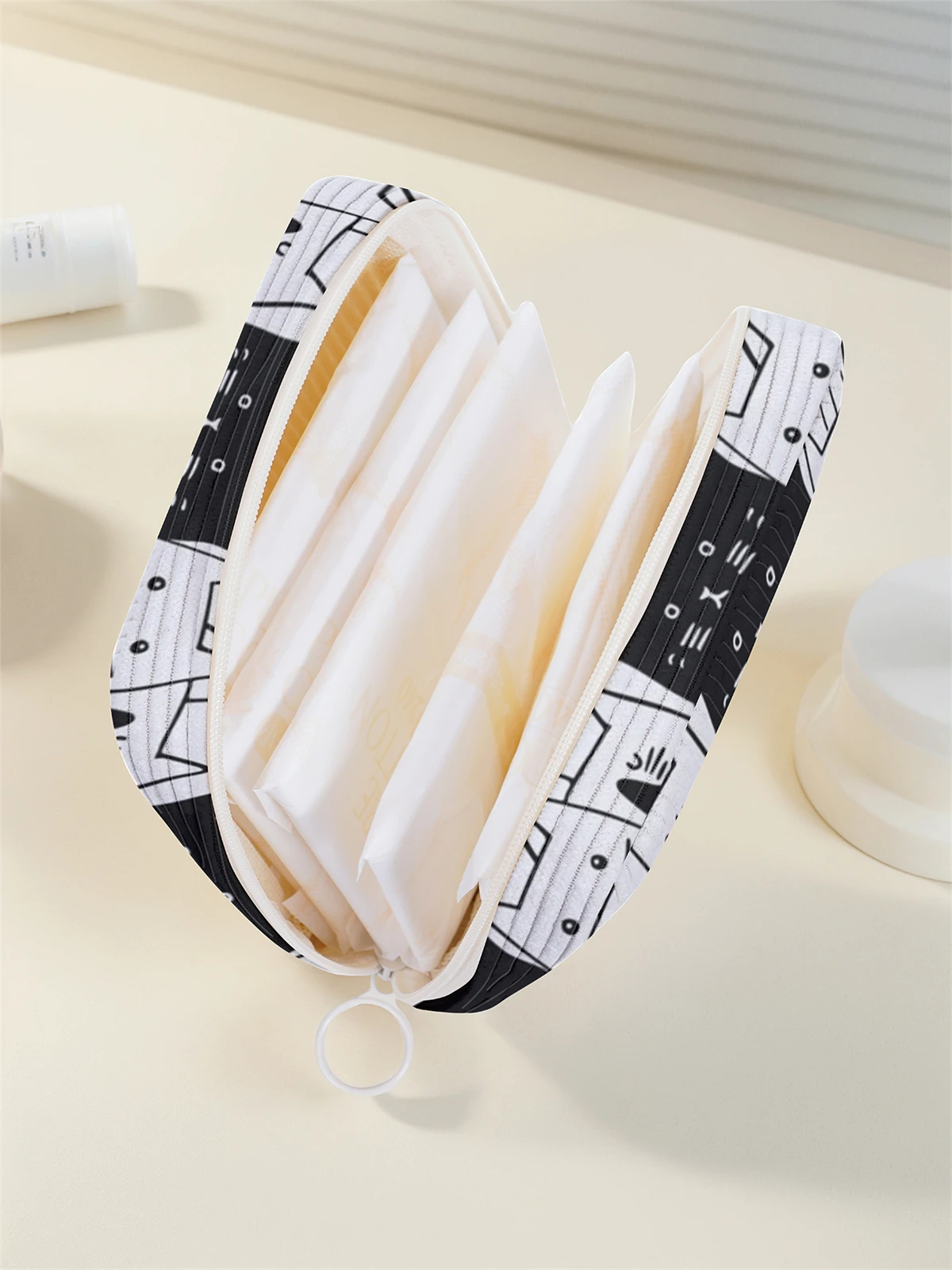 Cartoon cat pattern printed sanitary napkin storage bag, women's lightweight tissue bag, sanitary tissue bag