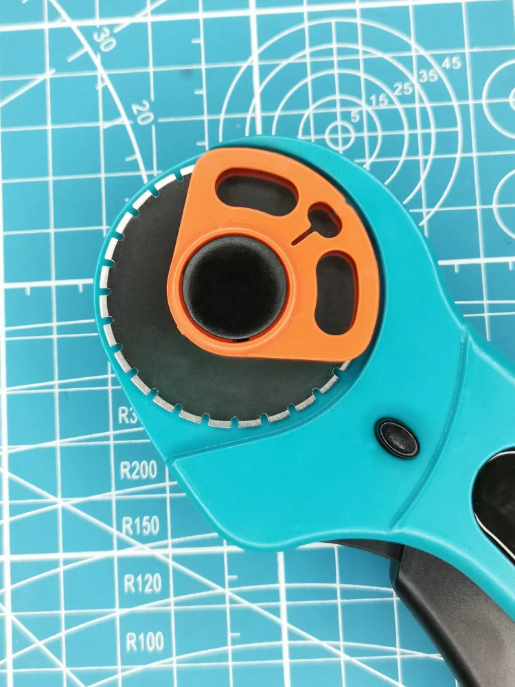 1pc Rotary Cutter With 1 Skip Pinking Crochet Edge Blades For Making  Perfect Holes, Sewing Fabric Leather Quilting Cutter, 45mm