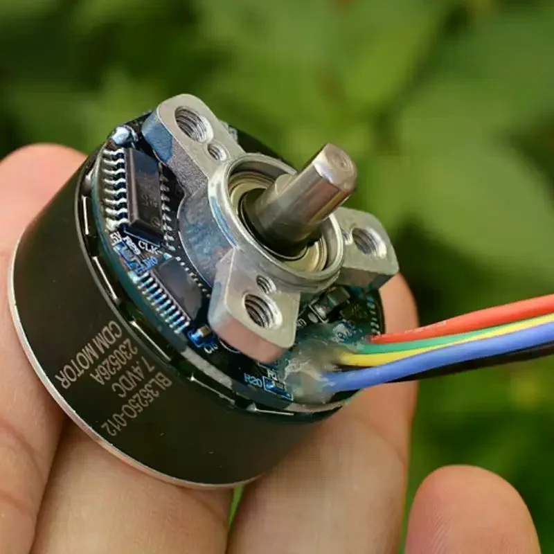 Moteur sans balais 35mm 7.4V pour pistolet de massage fascial, posé sur une surface blanche.