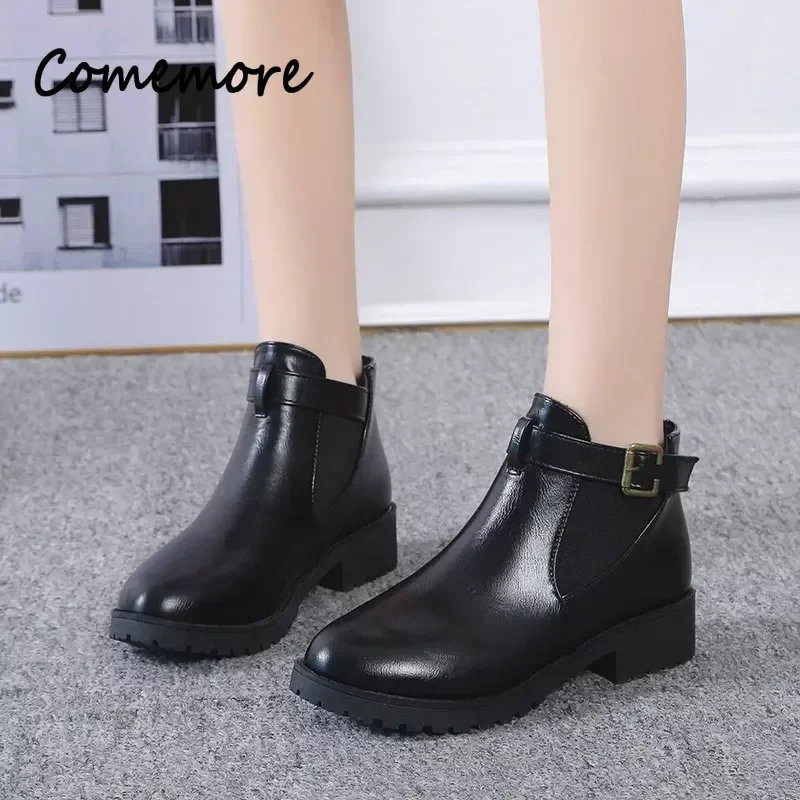 

Comemore женские зимние теплые меховые плюшевые ботильоны, женские ботинки на ремешке с пряжкой, черные кожаные ботинки челси с круглым носком на каблуке из искусственной кожи