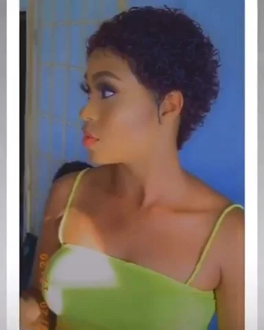 Perruque Synthétique Femme Courte Noire Frisée Style Afro - Avec Bonnet