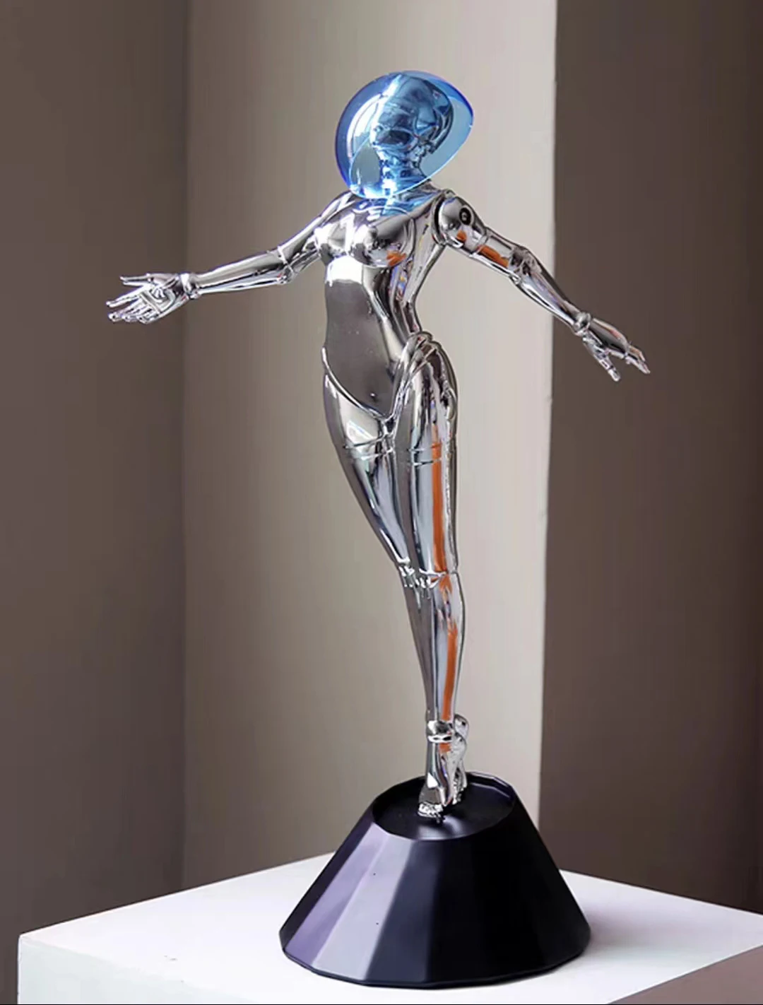 Silber mechanische Göttin Statue Skulptur Dekoration Wohnzimmer Luxus Figur sitzen Pose Bildhauer Dekoration Zubehör