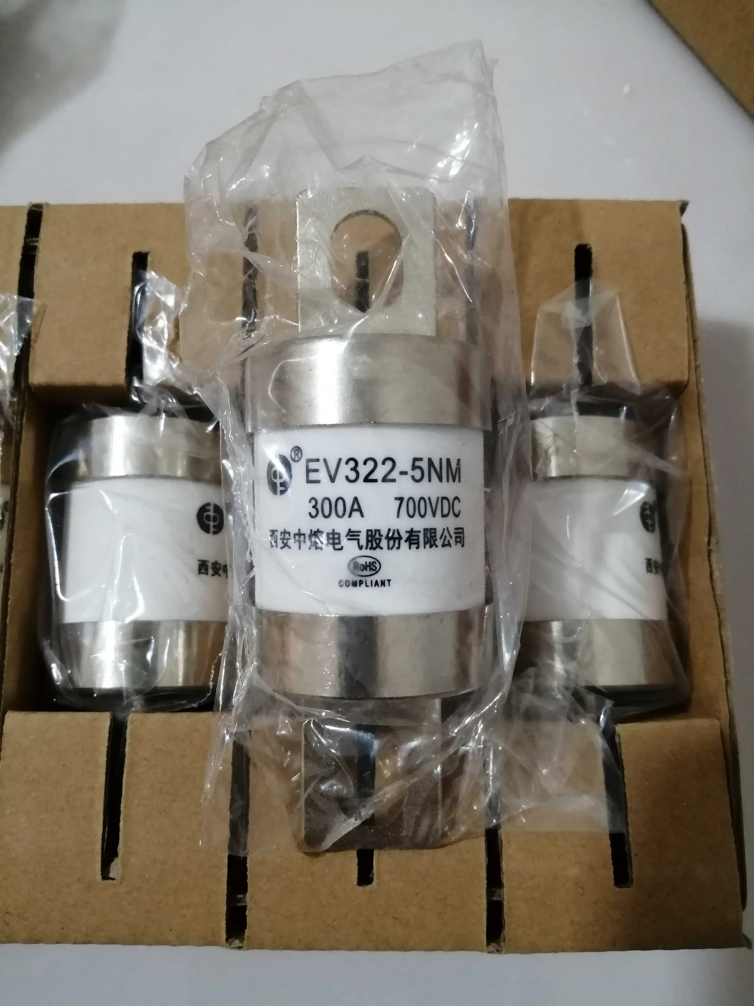 

EV322-5NM Xi'an China Melting Insurance DC700V 200A 300A 350A road vehicle fuse small