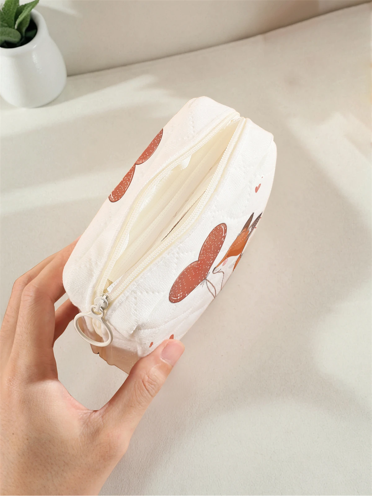 1 portable sanitary napkin storage bag, made of seaweed turtle pattern and diamond mesh material, lightweight women's tissue bag