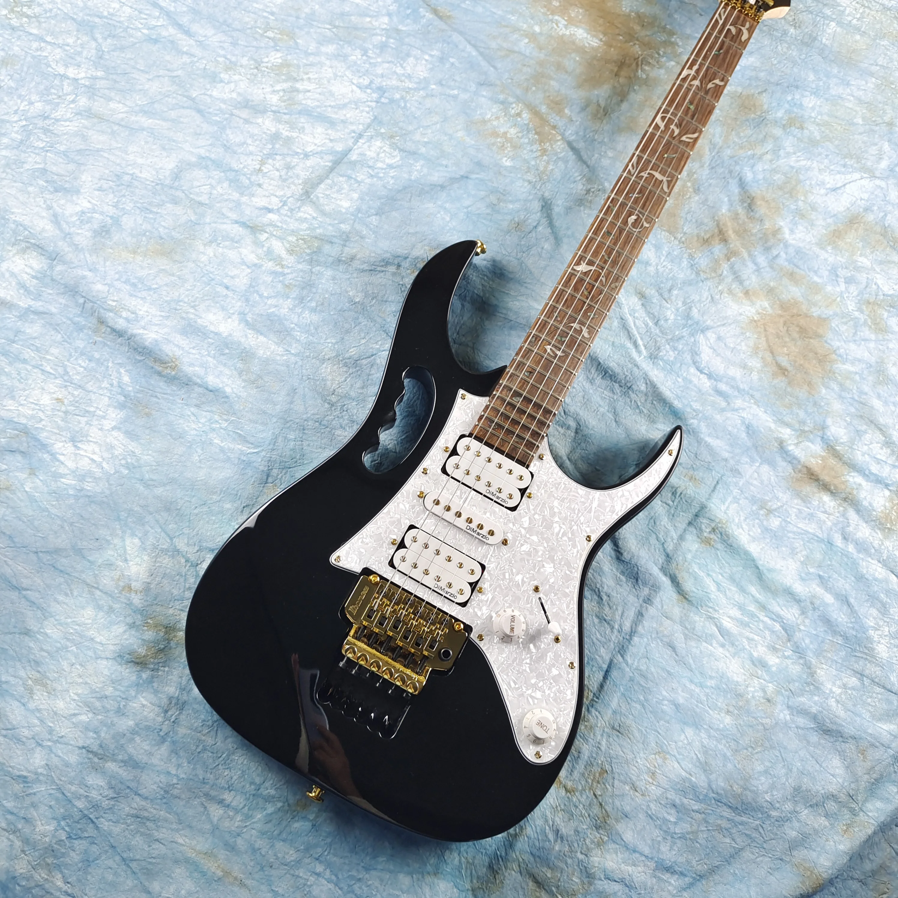 

Irregular electric guitar, black, white pearl guard, gold accessories, dual shake tremolo, in stock, including shipping