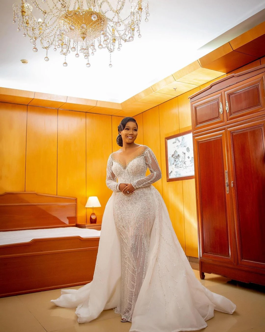

Sparkly Scoop Heavy Beads Sequins Wedding Dress with Detachable Train Long Sleeves Robe Mariée Mermaid Bridal Gown