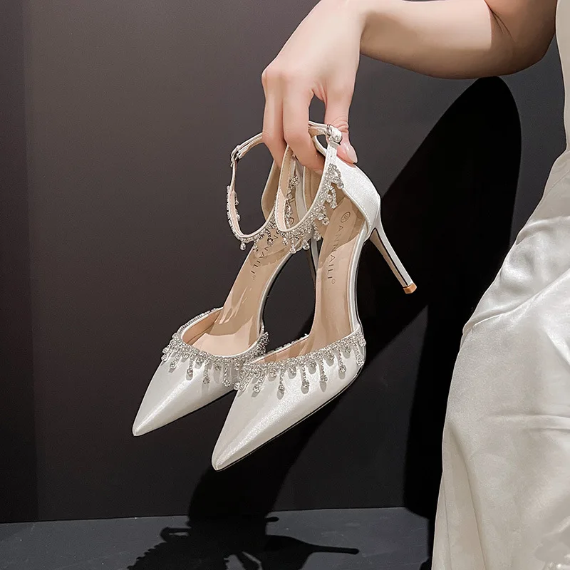 

Белое свадебное платье, свадебные туфли, атласные с одной линией ремешка, женская летняя модная цепочка с кисточками, высокие каблуки
