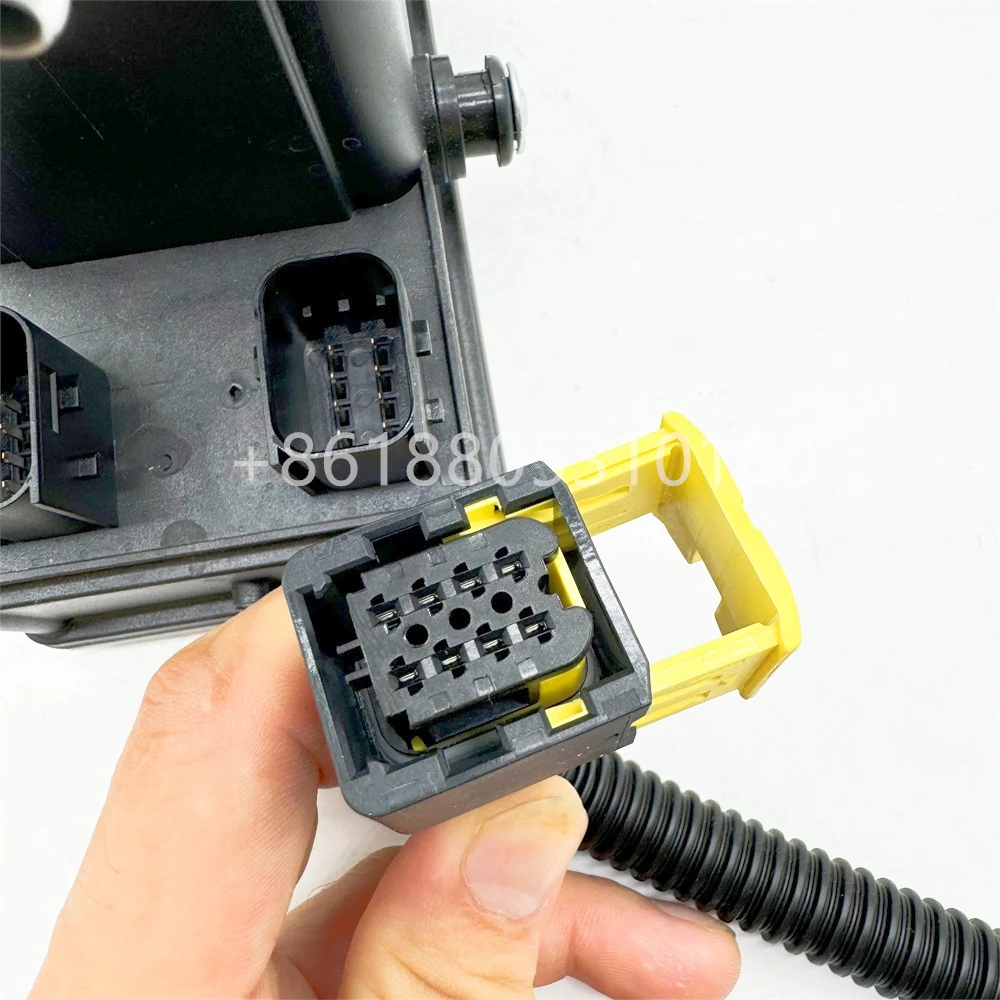 8-pin electrical connector of urea pump Suitable for Scania Mercedes Freightliner trucks A0001407878 A0001405378
