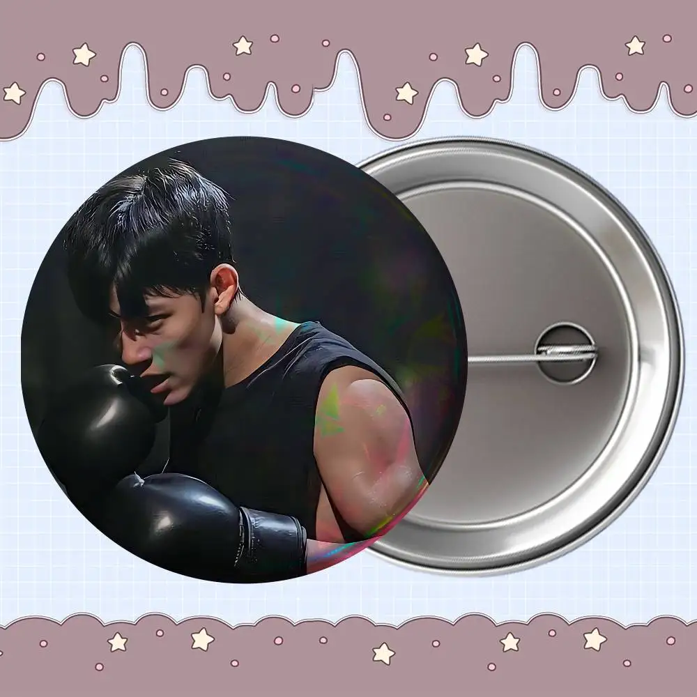 멋진 WH C1 최현우크 58mm 원형 핀 창의적인 프린트 그림 텍스트 금속 라펠 배지 브로치 쥬얼리 선물 도매