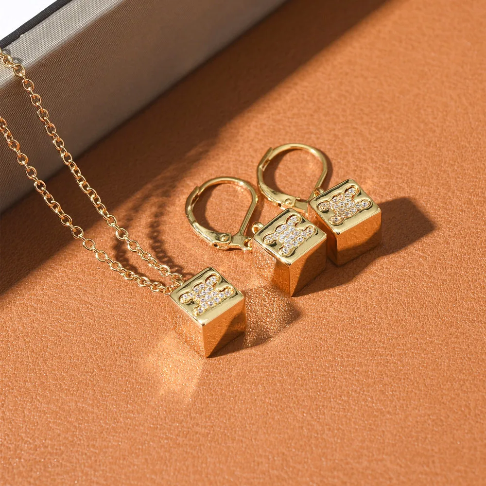 

European and American zirconia inlaid square necklace with collarbone chain
