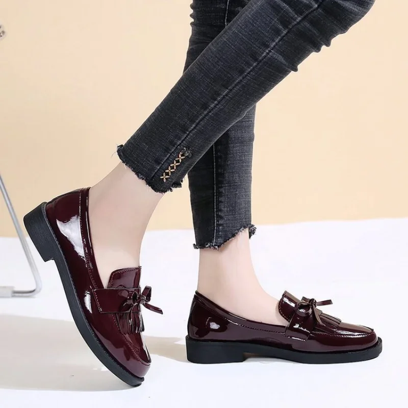 여성용 블랙 페이턴트 가죽 로퍼 플랫폼 슬립 온 여성용 신발 새 봄 영국 술 캐주얼 Bowknot Flats Shoes