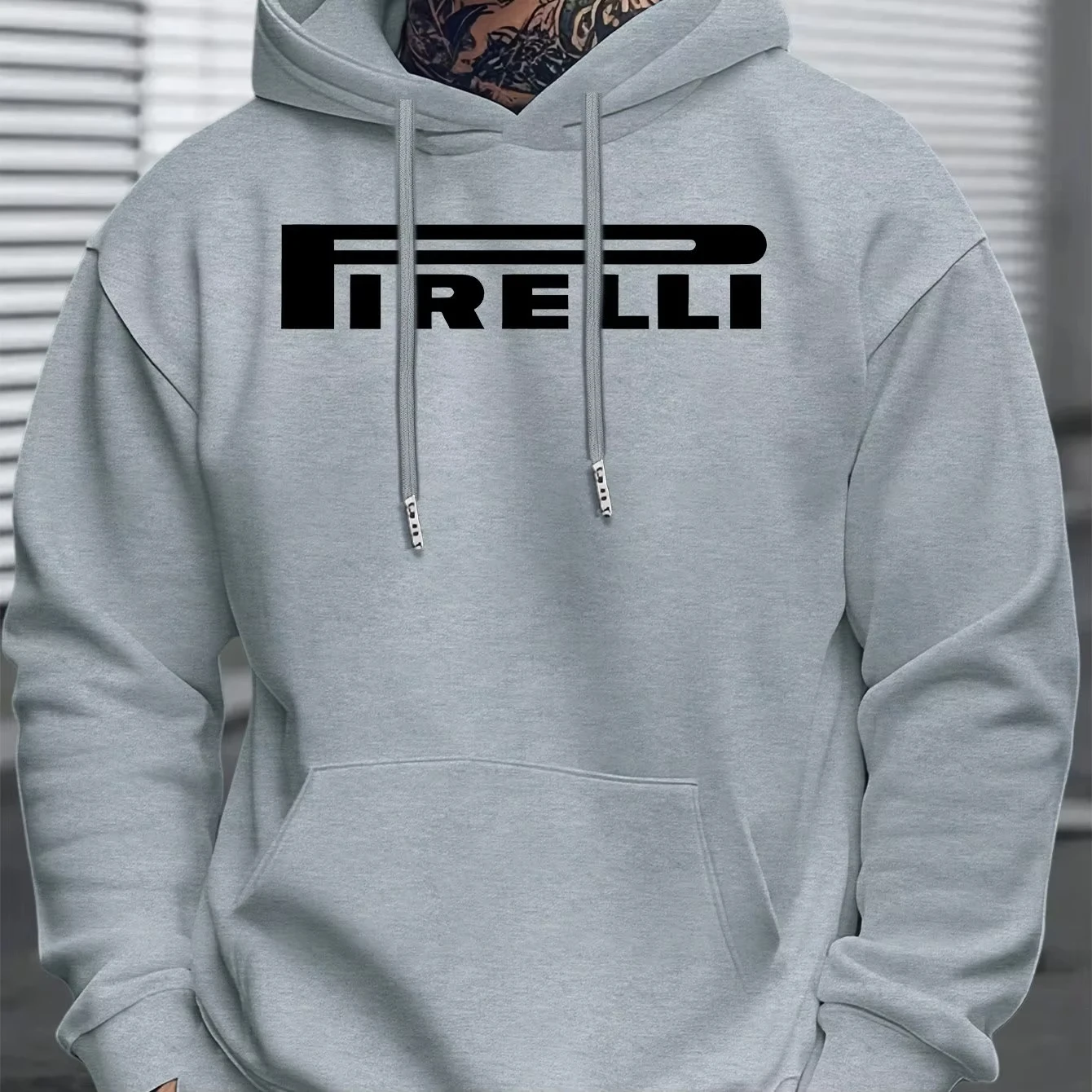 Lässiges Winter-Kapuzenpullover für Herren mit auffälligem FIRELI-Grafikdruck, hellgrauer Pullover mit normaler Passform, Pullover-Hoodie
