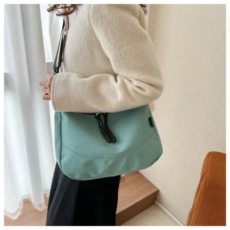 A Nylon Cloth Shoulder Bag Large Capacity New Autumn Winter Joker Messenger Shoulder Bag High Sense Jiaozi Bag