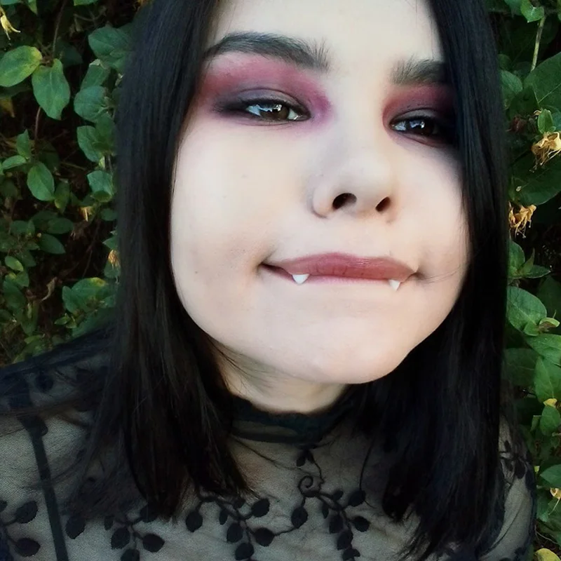 1 Paar Halloween Dekoration Vampir Zähne Zähne Zahnersatz Requisiten Halloween Requisiten falsche Reißzähne mit festem Kleber Halloween Requisiten – Detail 5