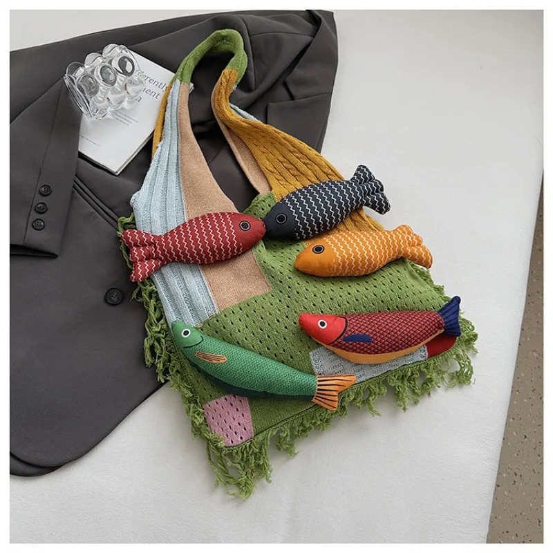 תיק כתף רב-תכליתי חדש לקיץ 2025, עם דוגמת דג קטן מקופל ומרווח, עם חתיכות נגדיות