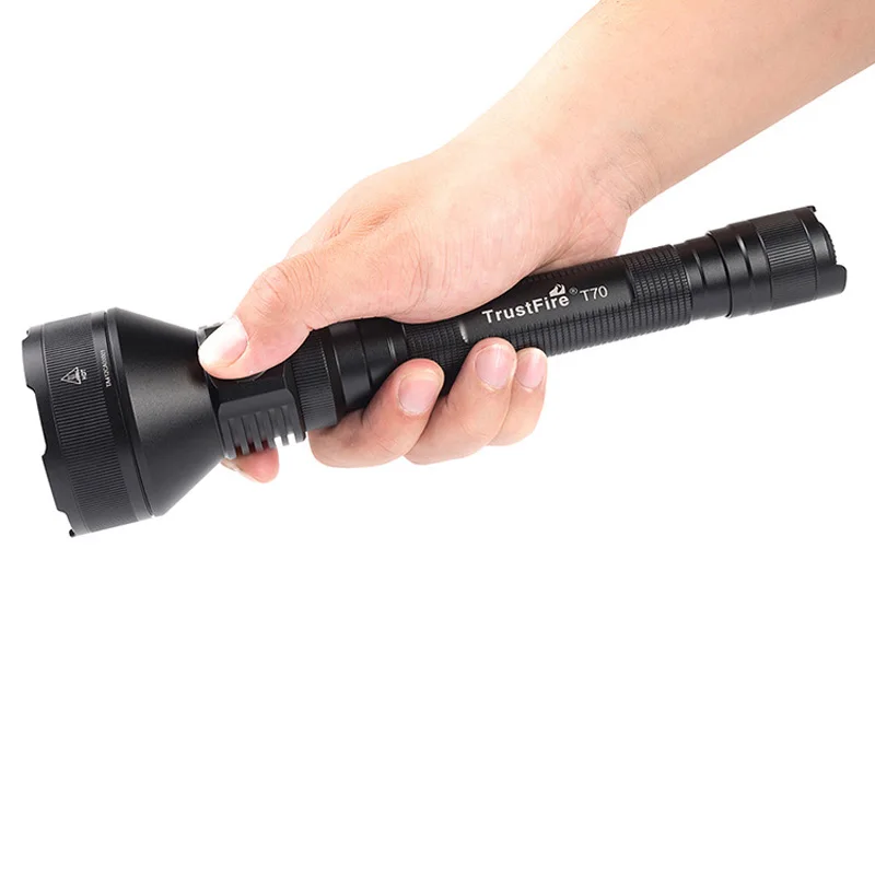 TrustFire Torce LED ad alta potenza 1800 lumen, T40R Torcia LED Ricaricabile USB Tattica Militare, IP68, 550 Metri Torcia Caccia Lungo Raggio, Per Caccia Ricerca Salvataggio Emergenza Campeggio