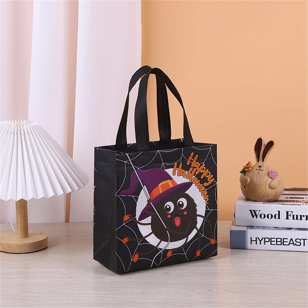 thumbnail image 1 of Bolsa de regalo personalizada de Halloween, telas no tejidas, bolsas de mano para envolver regalos, pedir dulces y suministros para recuerdos de fiesta, 1 of 5
