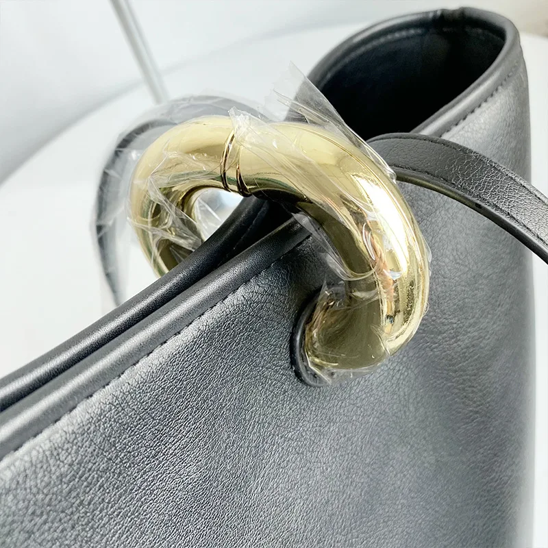 2025 Niche Asymmetric Women's Bag Simple Casual and Versatile Bucket Catering Basket Slanted Handbag Shoulder Bag