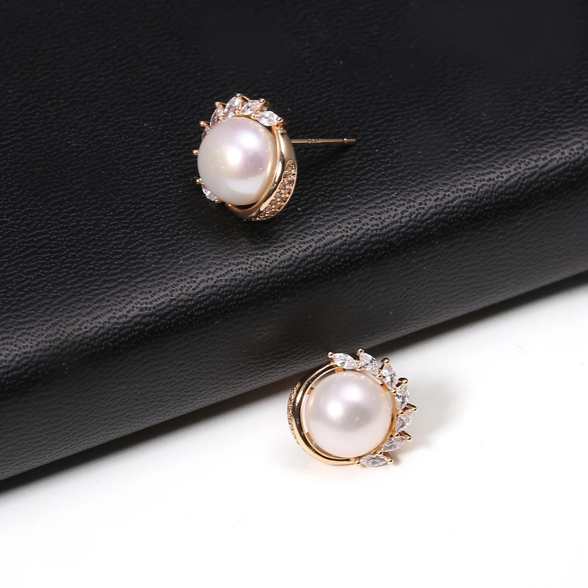 

Natural Freshwater Pearl Earrings Round Pearl Metal Edging Charm Jewelry for Women Girlfriend Party Wedding Accessories Gift