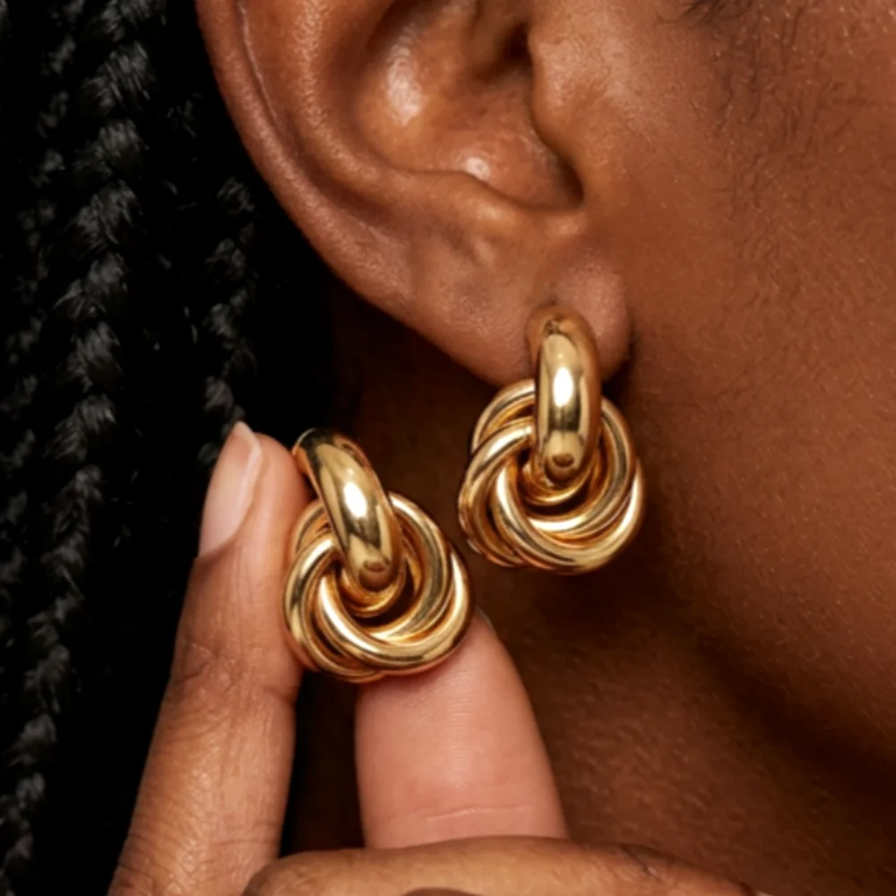 Twists Gold-Silberfarbene Knoten-Creolen im koreanischen Stil für Damen – Glänzende, trendige Ohrringe mit Schmetterlings-Ohrstecker für den Alltag