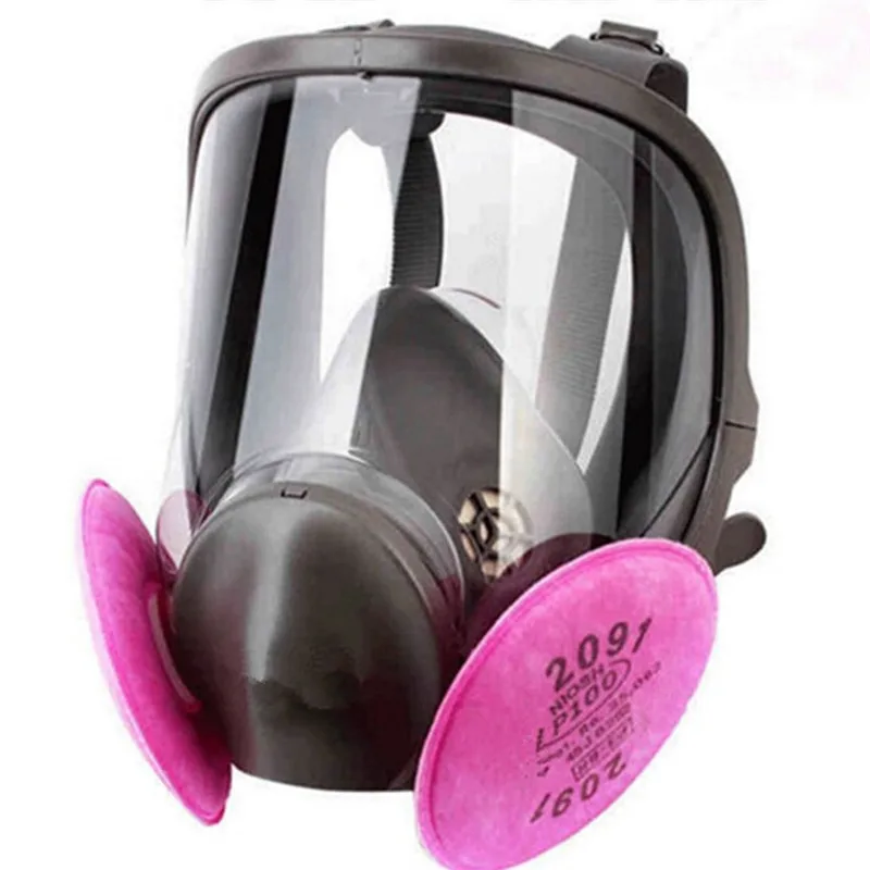 Filtre indigo pour demi-masque respirateur tenu en main, illustrant sa taille compacte.