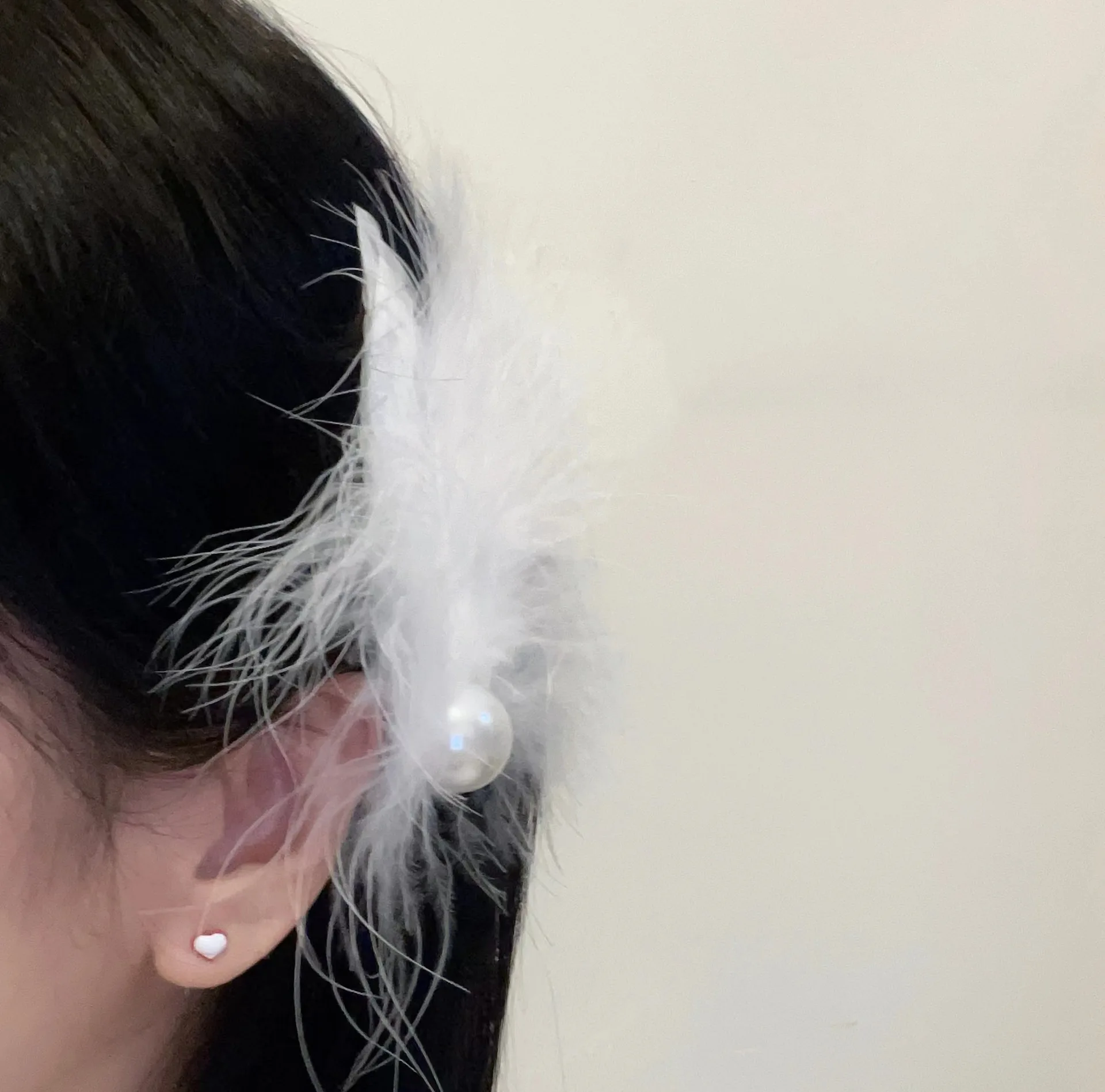 Рисунок 5 - Женский головной убор с белым лебедем и перьями