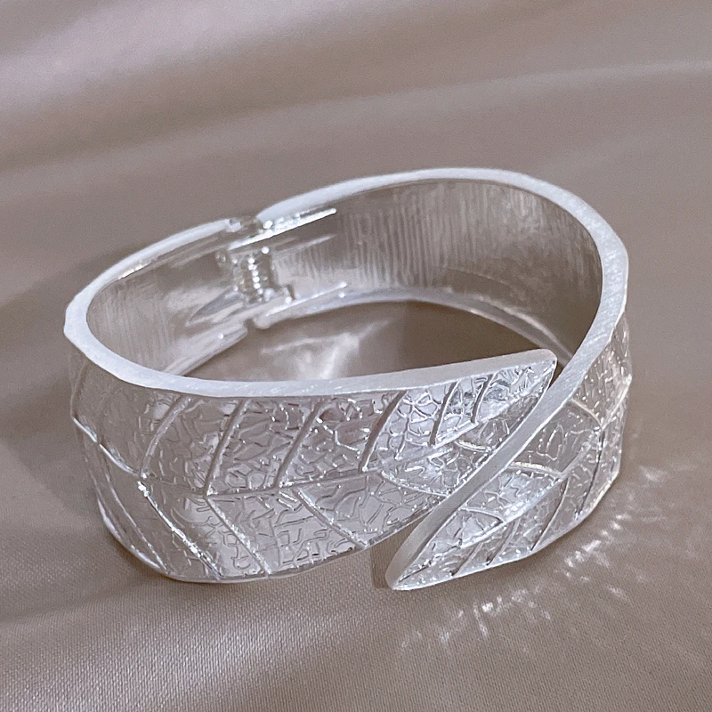 

Fashion Vintage Silver Color Wide Cuff Bracelet Charm Leaves Shape Opening Bangle Bracelet for Women Fashion Punk Jewelry Gifts