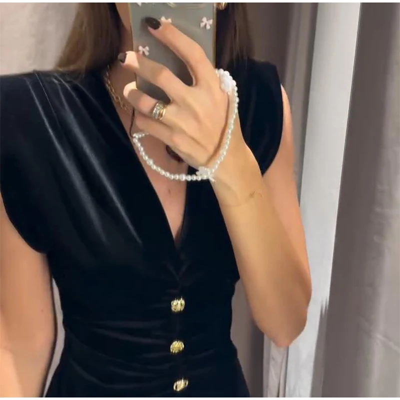 Elegante vestido largo plisado de terciopelo con escote en V para mujer, elegante vestido de noche vintage ajustado negro con una sola botonadura de metal sin mangas para mujer