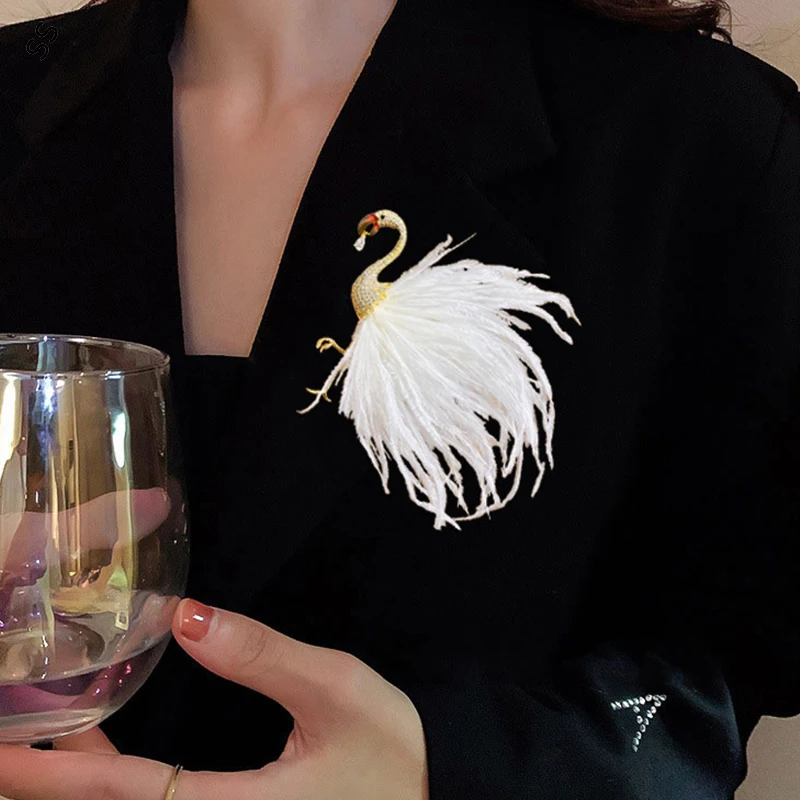 

New Korean Fashion Zircon Flamingo Brooch Simulation Feather Soft Clothing Atmospheric Creative Animal Pins Accessories Female