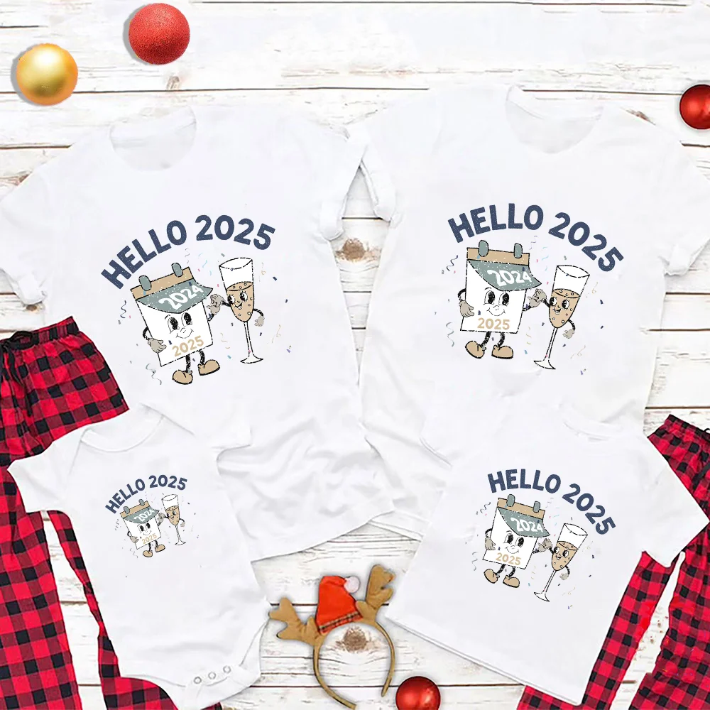 thumbnail image 4 of Hola 2025 Adiós 2024 Imprimir Conjuntos familiares a juego Camiseta de mamá, papá, hija e hijo Ropa familiar Fiesta de año nuevo Conjunto familiar, 4 of 5