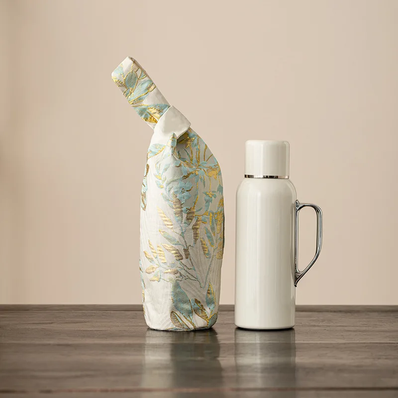 Premium Travel Thermos Cup Bag - Large Capacity Insulated Holder, High-Quality Accessory for On-the-Go Beverage Enthusiasts