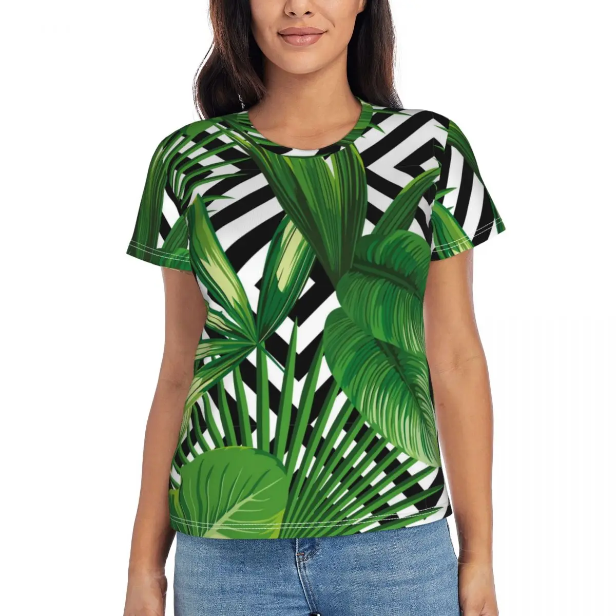 

Футболка женская черно-белая с круглым вырезом и геометрическим принтом