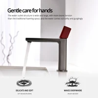 Gunmetal servantbatteri med ett handtak