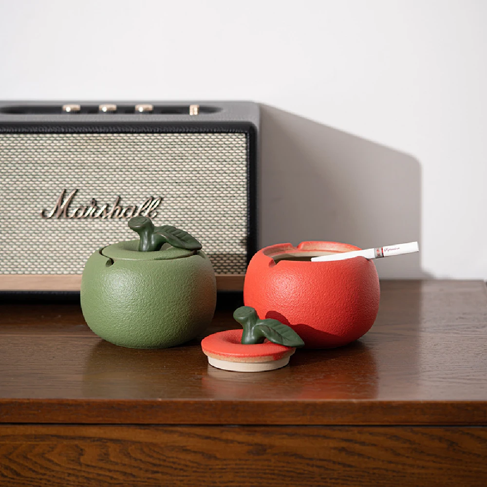 Apple ceramic ashtray, home coffee table with lid, personalized trend decoration, windproof and fly ash proof