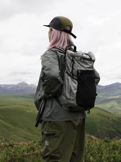 Mochila de Senderismo con Carga USB Ligera e Impermeable