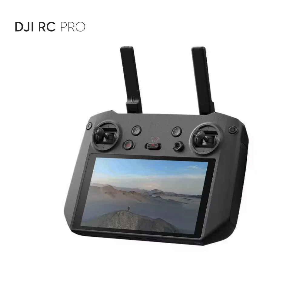 Télécommande DJI RC Pro tenue en main, montrant sa taille compacte et ses boutons de commande.