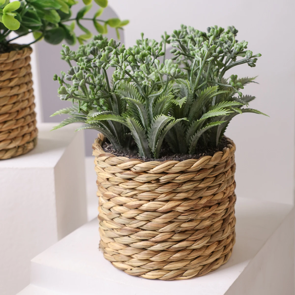XIYA FLOWER Grüne künstliche Pflanzen Eukalyptusblüten gewebt kleine Topfpflanzen Farn Gras Tuft 17 cm PE-Material Heimdekoration – Detail 1