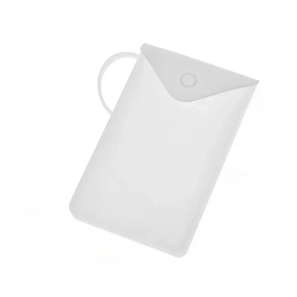 Étui de rangement en silicone pour masque covid, design épuré et pratique.