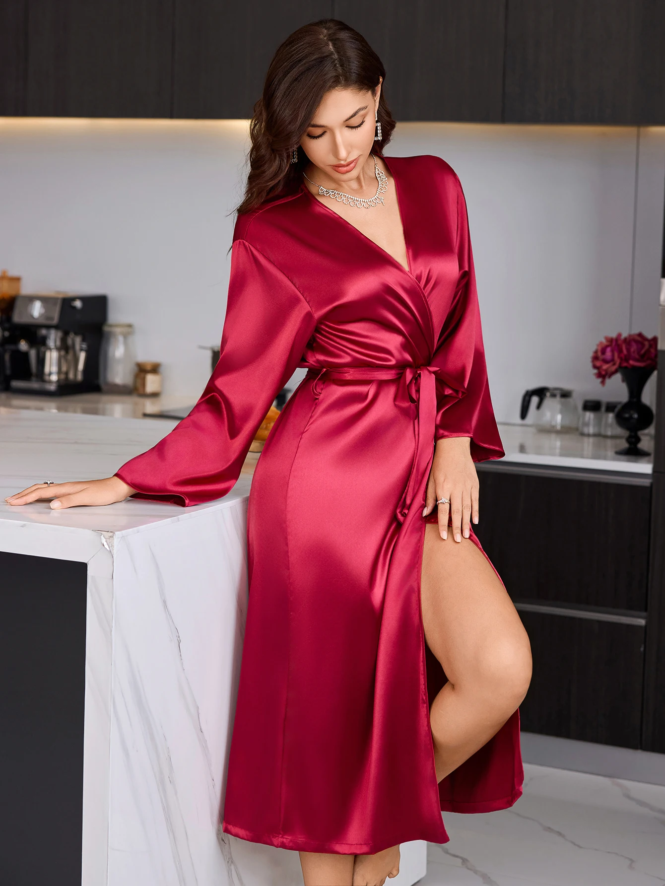 ملابس منزلية نسائية بلون سادة ورقبة على شكل حرف V، تصميم أنيق وبسيط، رداء مريح للنساء