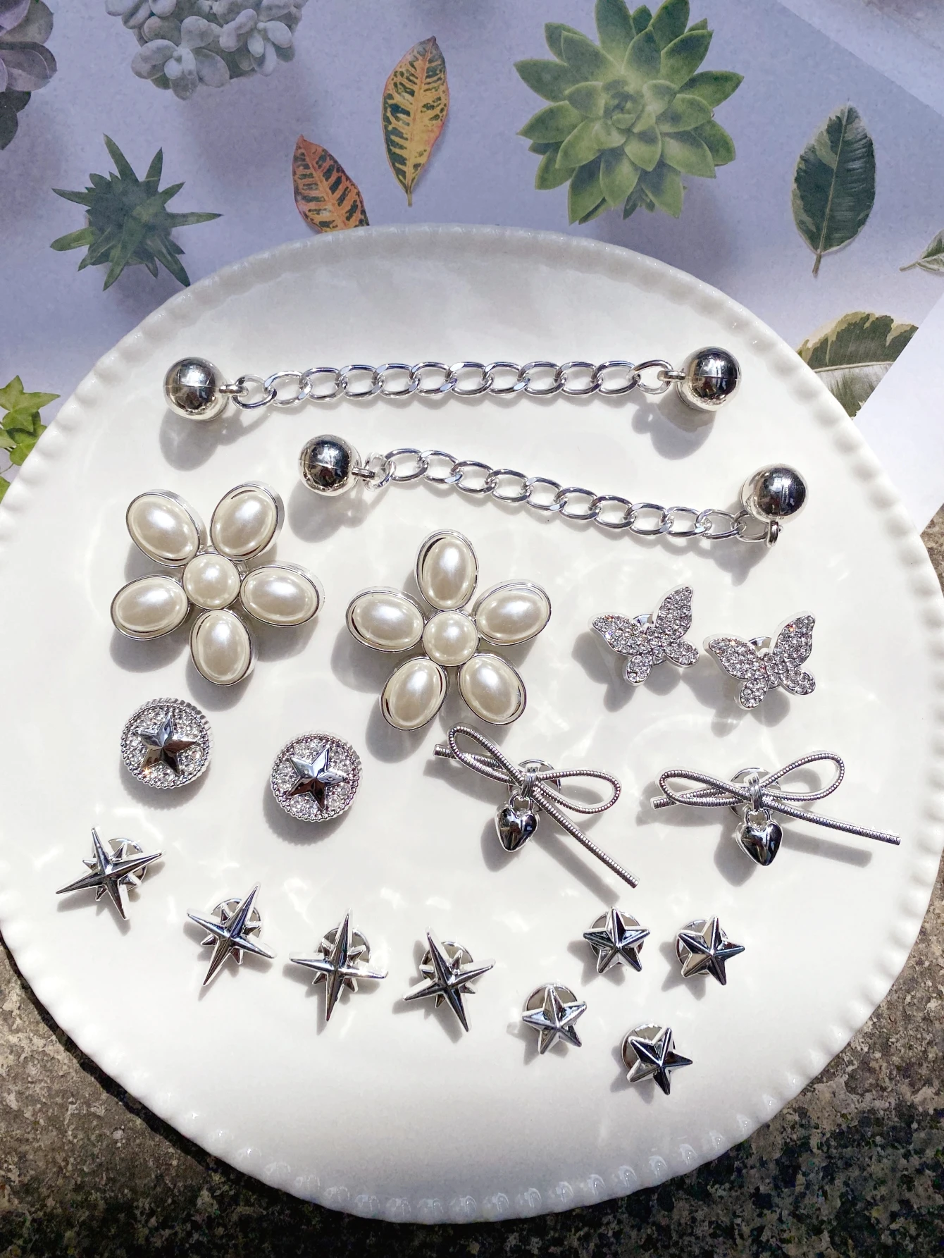 18 parça (büyük çiçekler, fiyonklar, küçük kelebekler, beş köşeli yıldızlar, zincirler) Çıkarılabilir retro DIY imitasyon inci detaylı Crocs