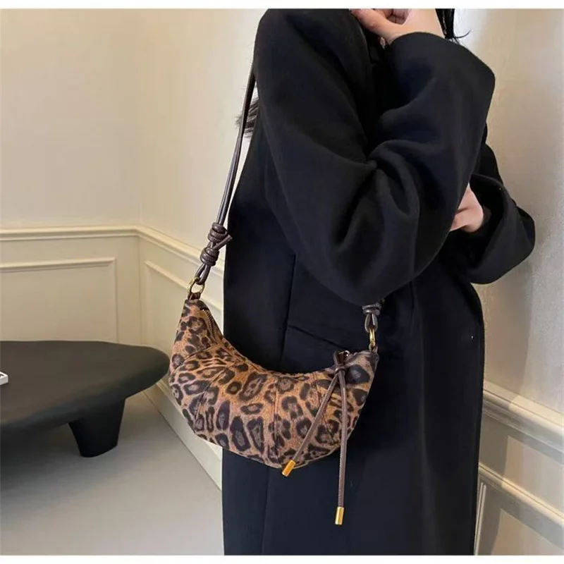 Herbst-Winter Neue Leopardenmuster Crushed Velvet Horn Tasche Frauen Vielseitige Umhängetasche Umhängetasche für Tägliche Party – Detail 9